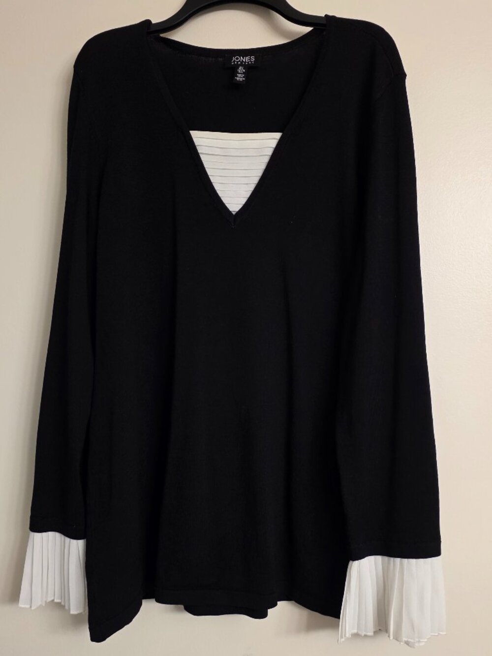 Jones New York Black & White V-Neck Twofer Long Sleeve Knit Top Pleated Cuffs